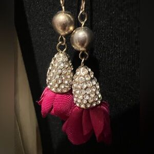 Ann Taylor necklace - like new - no call outs.